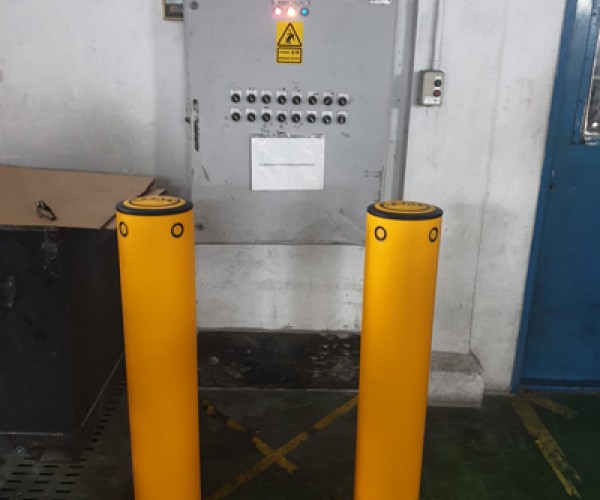 a-safe-iflex-bollard-installed-to-protect-db-box-600×500