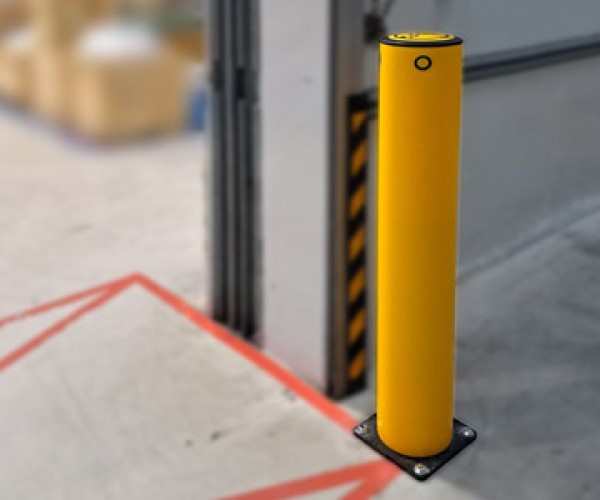 a-safe-iflex-standard-bollard-installed-in-warehouse-600×500