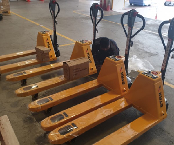 electric-and-hand-pallet-truck-delivered-600×500