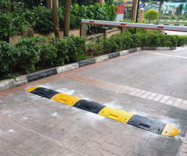 installed-new-speed-bump-at-a-condominium-entrance-600×500